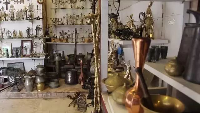 Müze havası verdiği asırlık konakta, yıllardır topladığı antikaların satışını yapıyor Müze havası verdiği asırlık konakta, yıllardır topladığı antikaların satışını yapıyor