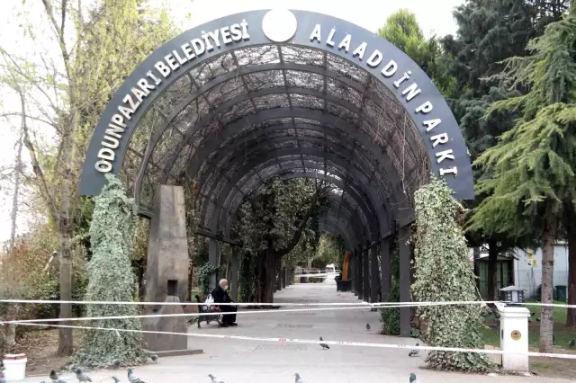 O yasak da işe yaramadı.. Yasağı çiğneyip şeritleri aşarak yasaklanan banklara oturdular