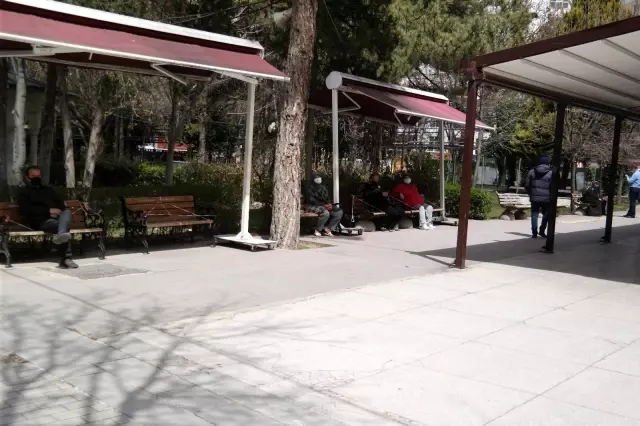 O yasak da işe yaramadı.. Yasağı çiğneyip şeritleri aşarak yasaklanan banklara oturdular