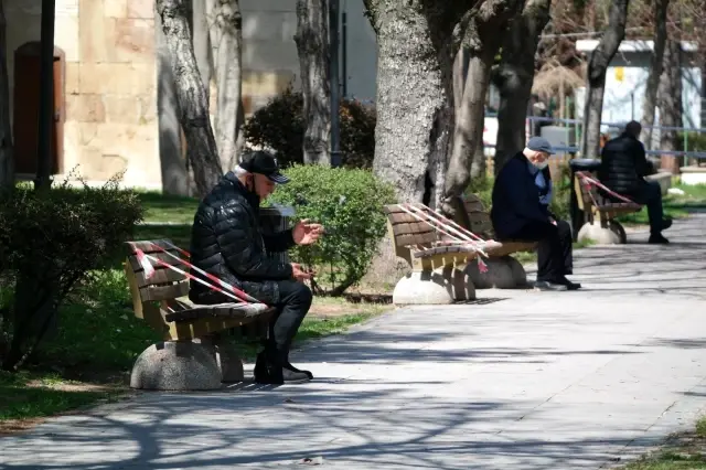 O yasak da işe yaramadı.. Yasağı çiğneyip şeritleri aşarak yasaklanan banklara oturdular