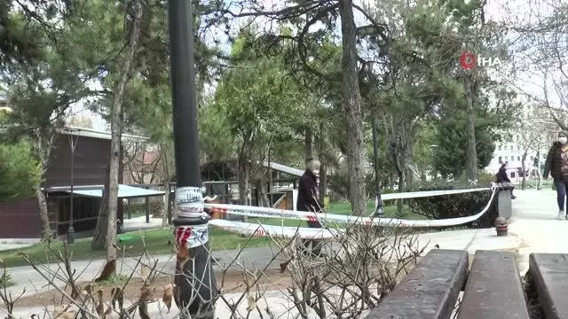 O yasak da işe yaramadı.. Yasağı çiğneyip şeritleri aşarak yasaklanan banklara oturdular