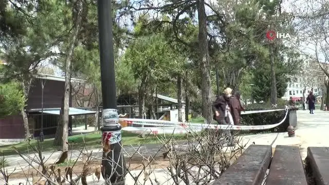 O yasak da işe yaramadı.. Yasağı çiğneyip şeritleri aşarak yasaklanan banklara oturdular