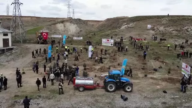 Polisler şehit meslektaşlarının anısına fidan dikti Polisler şehit meslektaşlarının anısına fidan dikti