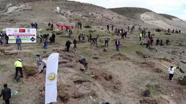 Polisler şehit meslektaşlarının anısına fidan dikti Polisler şehit meslektaşlarının anısına fidan dikti