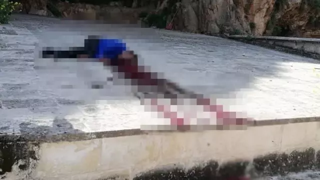 Kalede kanlar içerisinde bulunan erkek cesedi, ekipleri harekete geçirdi Kalede kanlar içerisinde bulunan erkek cesedi, ekipleri harekete geçirdi