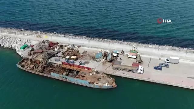 Şile'de yanan yük gemisi parçalara ayrılıyor Şile'de yanan yük gemisi parçalara ayrılıyor