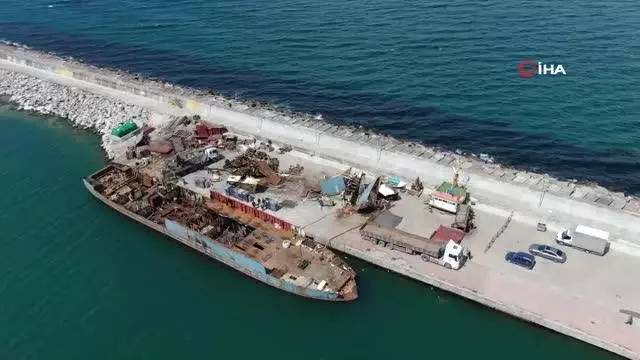 Şile'de yanan yük gemisi parçalara ayrılıyor Şile'de yanan yük gemisi parçalara ayrılıyor