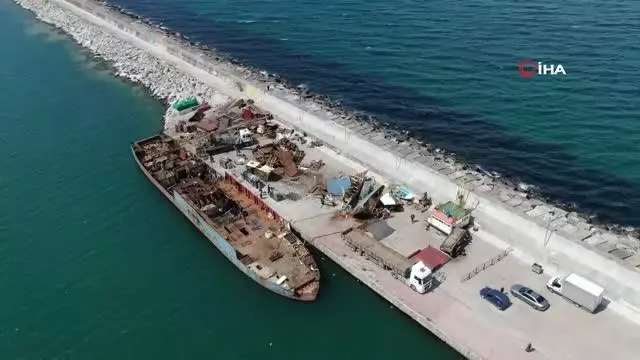 Şile'de yanan yük gemisi parçalara ayrılıyor Şile'de yanan yük gemisi parçalara ayrılıyor