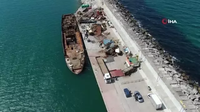 Şile'de yanan yük gemisi parçalara ayrılıyor Şile'de yanan yük gemisi parçalara ayrılıyor