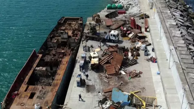 Şile'de yanan yük gemisi parçalara ayrılıyor Şile'de yanan yük gemisi parçalara ayrılıyor