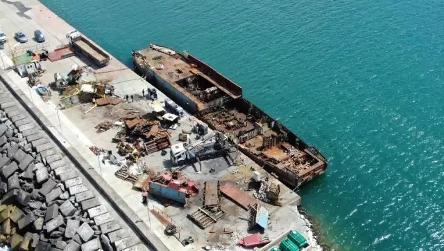 Şile'de yanan yük gemisi parçalara ayrılıyor Şile'de yanan yük gemisi parçalara ayrılıyor