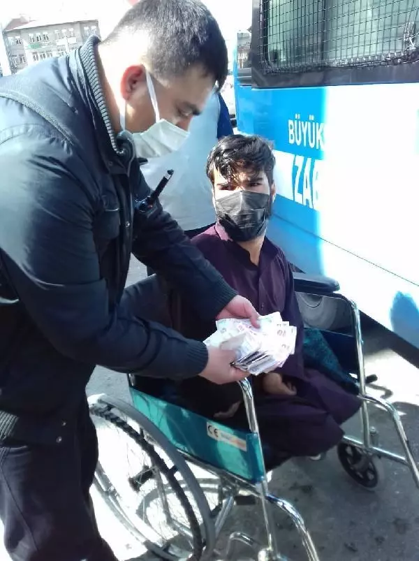 Son dakika haberleri | Tekerlekli sandalyede dilenirken yakalandı Son dakika haberleri | Tekerlekli sandalyede dilenirken yakalandı