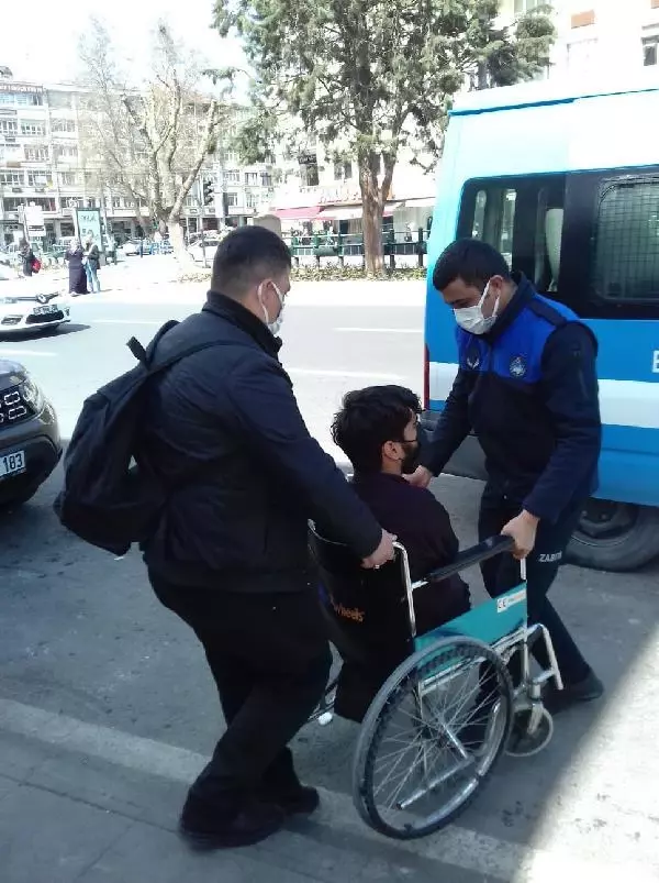 Son dakika haberleri | Tekerlekli sandalyede dilenirken yakalandı Son dakika haberleri | Tekerlekli sandalyede dilenirken yakalandı