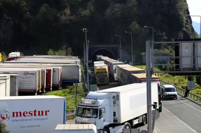 Tır kuyruğunda iftar telaşı...Sarp Sınır Kapısı'nda Ramazan mesaisi sürüyor Tır kuyruğunda iftar telaşı...Sarp Sınır Kapısı'nda Ramazan mesaisi sürüyor