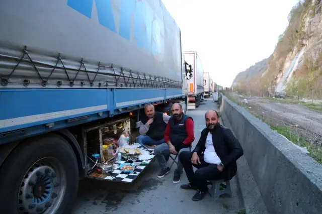 Tır kuyruğunda iftar telaşı...Sarp Sınır Kapısı'nda Ramazan mesaisi sürüyor Tır kuyruğunda iftar telaşı...Sarp Sınır Kapısı'nda Ramazan mesaisi sürüyor