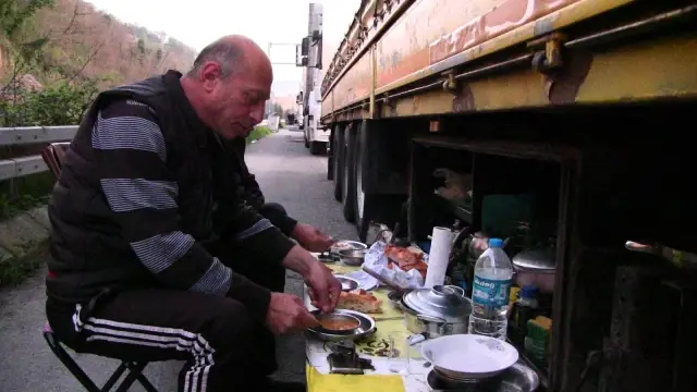 Tır kuyruğunda iftar telaşı...Sarp Sınır Kapısı'nda Ramazan mesaisi sürüyor Tır kuyruğunda iftar telaşı...Sarp Sınır Kapısı'nda Ramazan mesaisi sürüyor