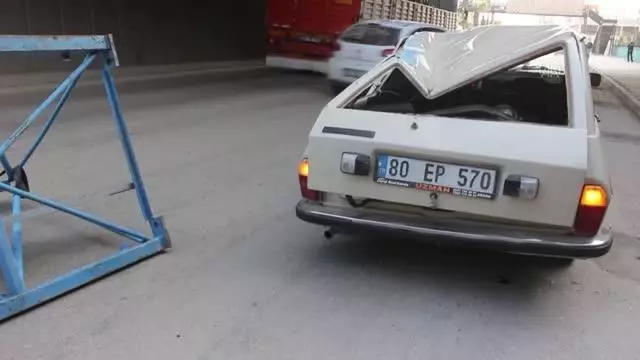 Tırın taşıdığı elektrik direği üzerine düşen otomobilin sürücüsü yaralandı Tırın taşıdığı elektrik direği üzerine düşen otomobilin sürücüsü yaralandı