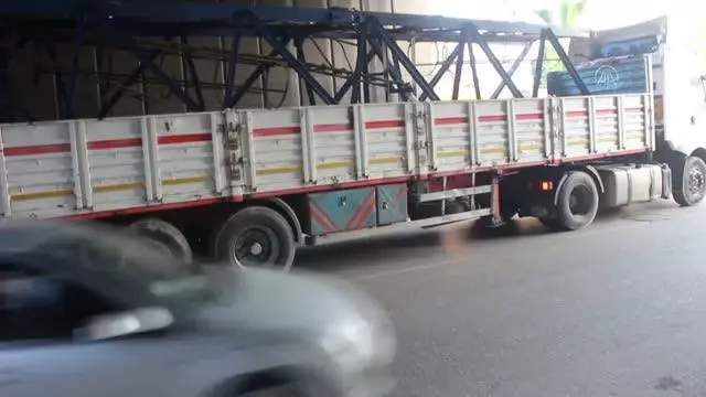 Tırın taşıdığı elektrik direği üzerine düşen otomobilin sürücüsü yaralandı Tırın taşıdığı elektrik direği üzerine düşen otomobilin sürücüsü yaralandı