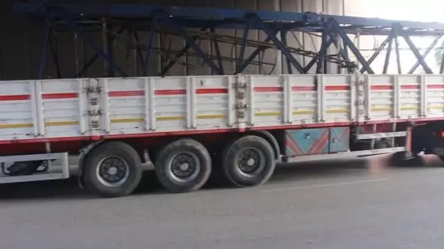 Tırın taşıdığı elektrik direği üzerine düşen otomobilin sürücüsü yaralandı Tırın taşıdığı elektrik direği üzerine düşen otomobilin sürücüsü yaralandı