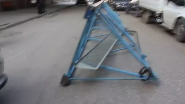 Tırın taşıdığı elektrik direği üzerine düşen otomobilin sürücüsü yaralandı Tırın taşıdığı elektrik direği üzerine düşen otomobilin sürücüsü yaralandı