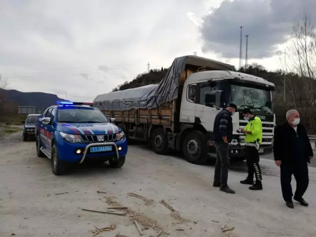 Trafik ışıklarda duramayan kamyonet önündeki araca çarptı, 2 kişi yaralandı