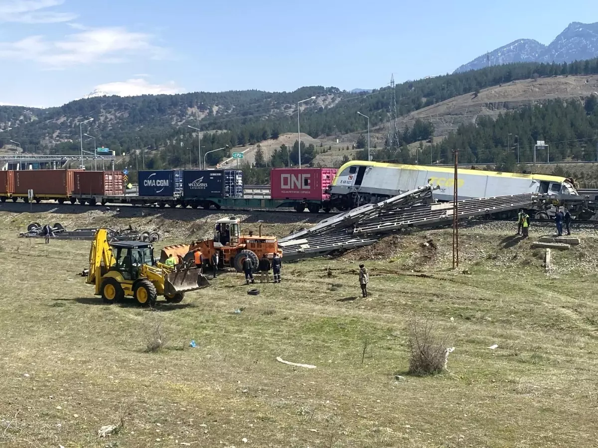 Tren yolundaki enkaz kaldırıldı, seferler yeniden başladı