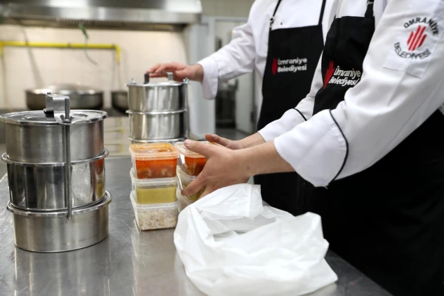Ümraniye'de korona virüs hastalarına her gün 2 öğün sıcak yemek hizmeti