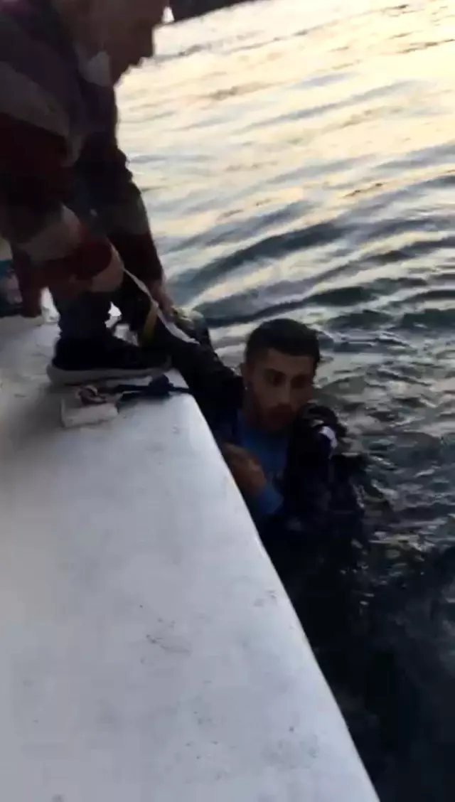 Denize atlayan şahsı yolcu teknesi kaptanı kurtardı.. O anlar kameraya yansıdı Denize atlayan şahsı yolcu teknesi kaptanı kurtardı.. O anlar kameraya yansıdı