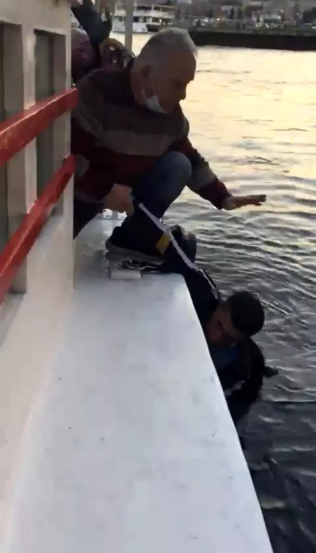 Denize atlayan şahsı yolcu teknesi kaptanı kurtardı.. O anlar kameraya yansıdı Denize atlayan şahsı yolcu teknesi kaptanı kurtardı.. O anlar kameraya yansıdı