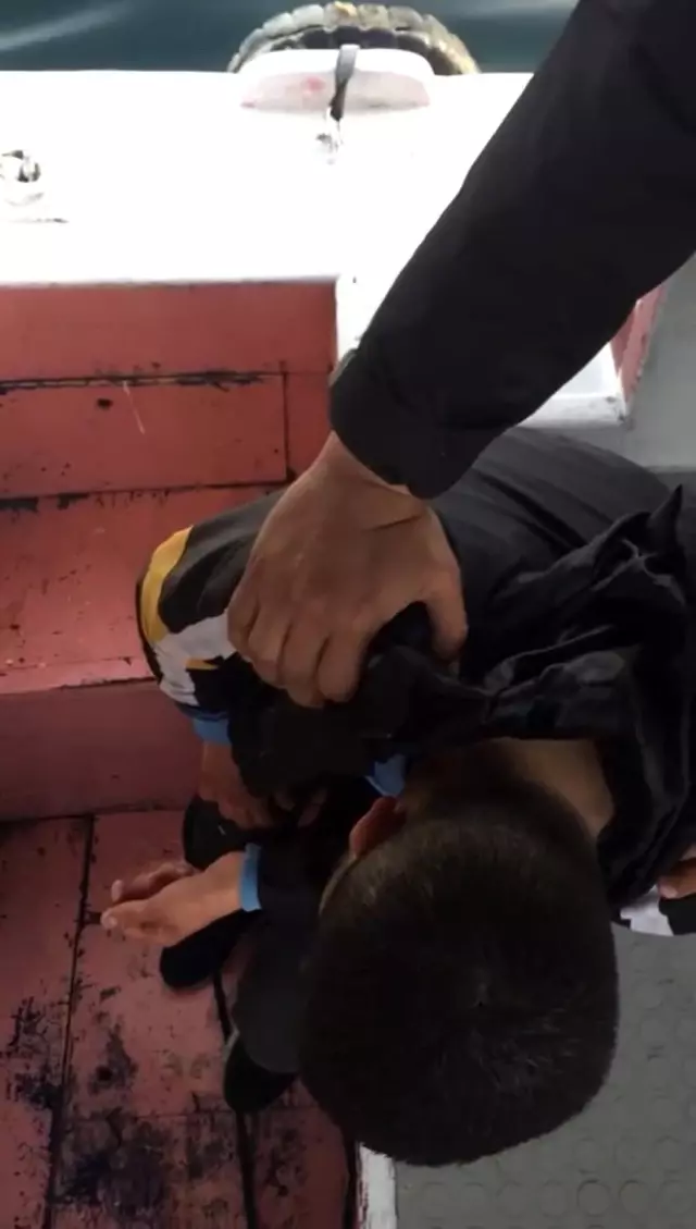 Denize atlayan şahsı yolcu teknesi kaptanı kurtardı.. O anlar kameraya yansıdı Denize atlayan şahsı yolcu teknesi kaptanı kurtardı.. O anlar kameraya yansıdı