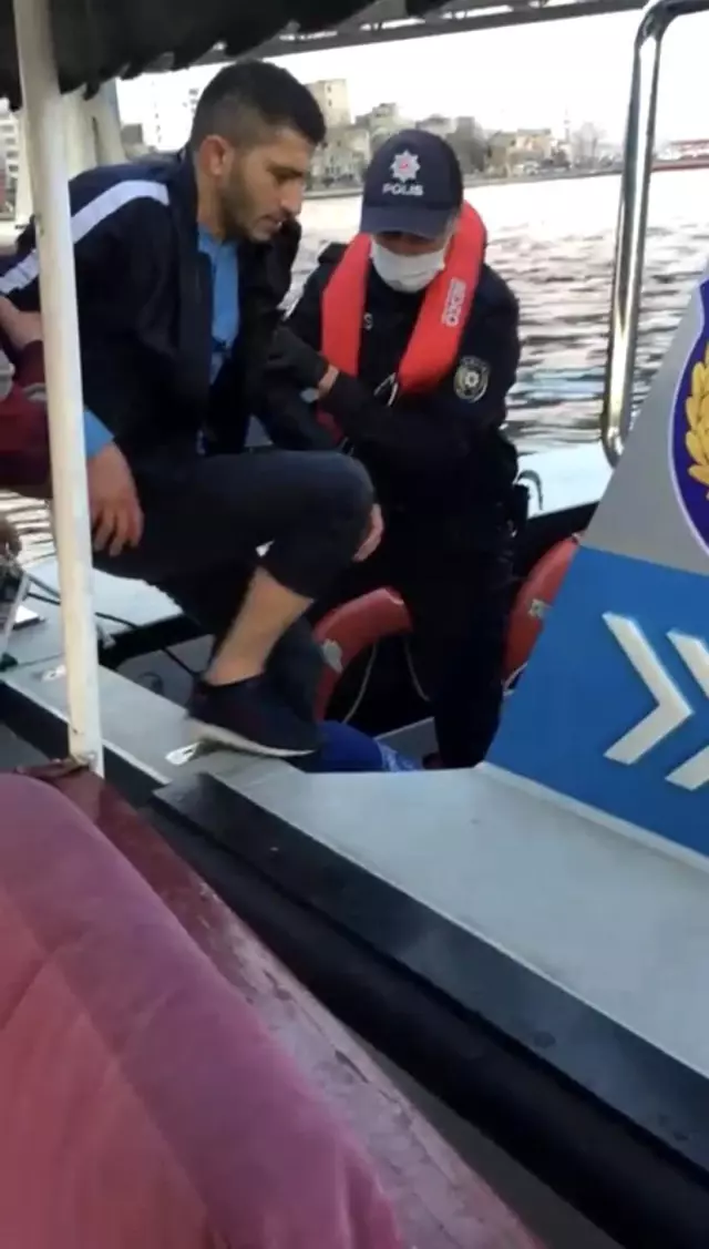 Denize atlayan şahsı yolcu teknesi kaptanı kurtardı.. O anlar kameraya yansıdı Denize atlayan şahsı yolcu teknesi kaptanı kurtardı.. O anlar kameraya yansıdı