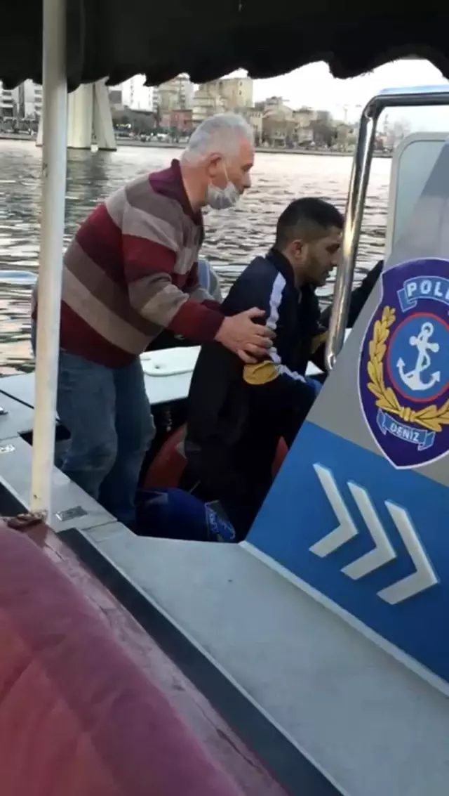 Denize atlayan şahsı yolcu teknesi kaptanı kurtardı.. O anlar kameraya yansıdı Denize atlayan şahsı yolcu teknesi kaptanı kurtardı.. O anlar kameraya yansıdı