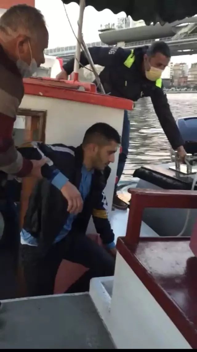 Denize atlayan şahsı yolcu teknesi kaptanı kurtardı.. O anlar kameraya yansıdı Denize atlayan şahsı yolcu teknesi kaptanı kurtardı.. O anlar kameraya yansıdı