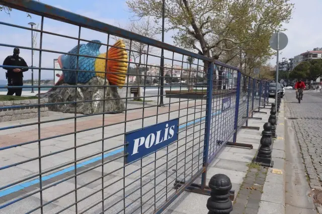 Vaka sayısında Türkiye'de üçüncü sıraya yükselen Çanakkale'de sahil ve parklar halka kapatıldı Vaka sayısında Türkiye'de üçüncü sıraya yükselen Çanakkale'de sahil ve parklar halka kapatıldı