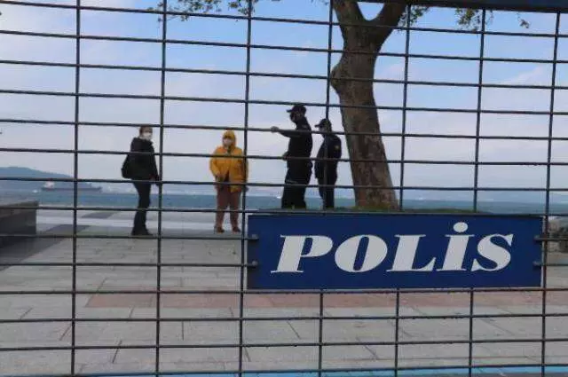 Vaka sayısında Türkiye üçüncüsü olan kentte sahiller ve parklar kapatıldı Vaka sayısında Türkiye üçüncüsü olan kentte sahiller ve parklar kapatıldı