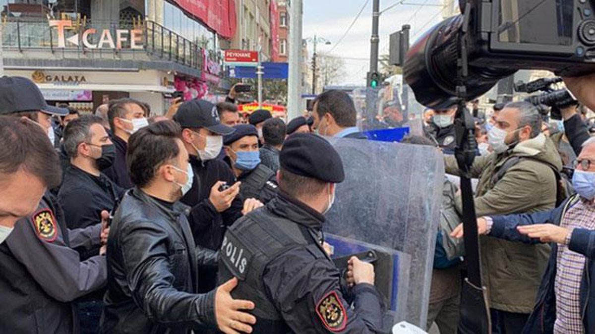 'Yaşam hakkımızdan vazgeçmiyoruz' diyen sağlık çalışanlarının eylemine polis müdahalesi