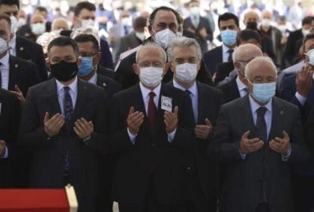 Yıldırım Akbulut'un cenazesinde dikkat çeken olay! Erdoğan, Kılıçdaroğlu'na selam vermeden geçti Yıldırım Akbulut'un cenazesinde dikkat çeken olay! Erdoğan, Kılıçdaroğlu'na selam vermeden geçti