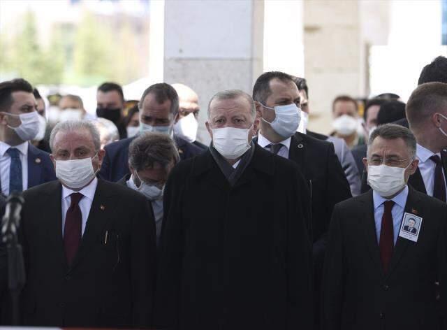 Yıldırım Akbulut'un cenazesinde dikkat çeken olay! Erdoğan, Kılıçdaroğlu'na selam vermeden geçti Yıldırım Akbulut'un cenazesinde dikkat çeken olay! Erdoğan, Kılıçdaroğlu'na selam vermeden geçti