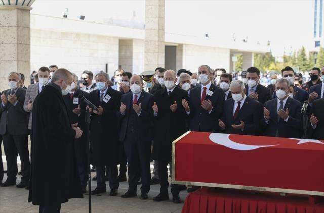 Yıldırım Akbulut'un cenazesinde dikkat çeken olay! Erdoğan, Kılıçdaroğlu'na selam vermeden geçti Yıldırım Akbulut'un cenazesinde dikkat çeken olay! Erdoğan, Kılıçdaroğlu'na selam vermeden geçti