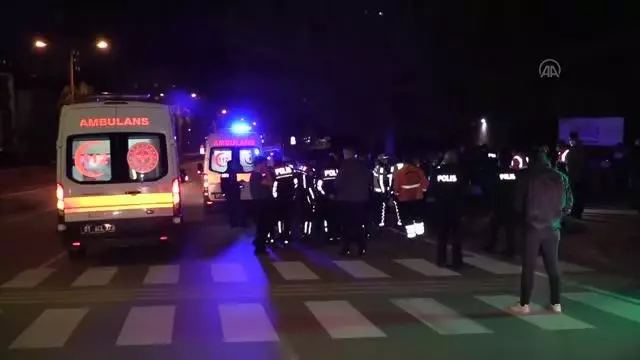 Adana'da 'dur' ihtarına uymayan otomobili kovalayan polis aracının ağaca çarpması sonucu 2 trafik polisi yaralandı. Adana'da 'dur' ihtarına uymayan otomobili kovalayan polis aracının ağaca çarpması sonucu 2 trafik polisi yaralandı.