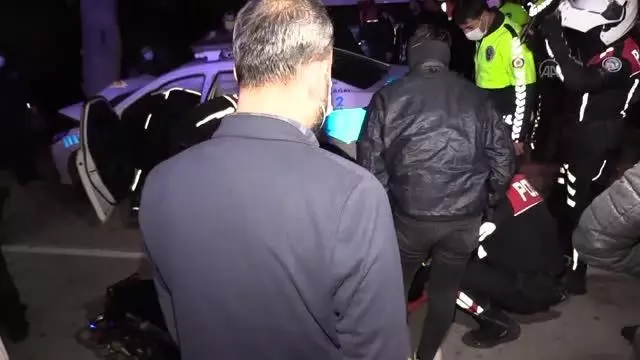 Adana'da 'dur' ihtarına uymayan otomobili kovalayan polis aracının ağaca çarpması sonucu 2 trafik polisi yaralandı. Adana'da 'dur' ihtarına uymayan otomobili kovalayan polis aracının ağaca çarpması sonucu 2 trafik polisi yaralandı.