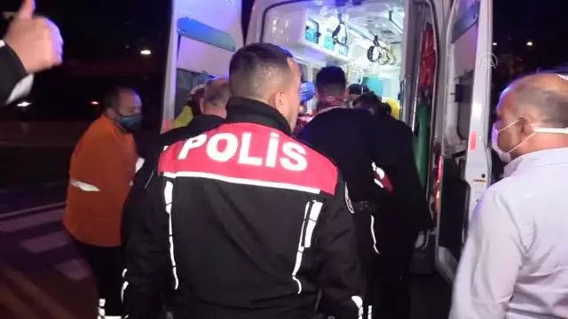 Adana'da 'dur' ihtarına uymayan otomobili kovalayan polis aracının ağaca çarpması sonucu 2 trafik polisi yaralandı. Adana'da 'dur' ihtarına uymayan otomobili kovalayan polis aracının ağaca çarpması sonucu 2 trafik polisi yaralandı.