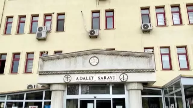 AFYONKARAHİSAR - Kendisini darbetmeye çalıştığını öne sürdüğü akrabasını tüfekle öldüren kadın ile çiftlik sahibi tutuklandı AFYONKARAHİSAR - Kendisini darbetmeye çalıştığını öne sürdüğü akrabasını tüfekle öldüren kadın ile çiftlik sahibi tutuklandı