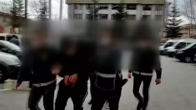 AFYONKARAHİSAR - Kendisini darbetmeye çalıştığını öne sürdüğü akrabasını tüfekle öldüren kadın ile çiftlik sahibi tutuklandı AFYONKARAHİSAR - Kendisini darbetmeye çalıştığını öne sürdüğü akrabasını tüfekle öldüren kadın ile çiftlik sahibi tutuklandı
