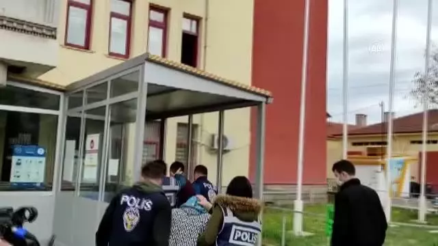 AFYONKARAHİSAR - Kendisini darbetmeye çalıştığını öne sürdüğü akrabasını tüfekle öldüren kadın ile çiftlik sahibi tutuklandı AFYONKARAHİSAR - Kendisini darbetmeye çalıştığını öne sürdüğü akrabasını tüfekle öldüren kadın ile çiftlik sahibi tutuklandı