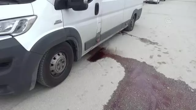 AFYONKARAHİSAR - Park halindeki kamyonetten sızan kan panik yarattı AFYONKARAHİSAR - Park halindeki kamyonetten sızan kan panik yarattı