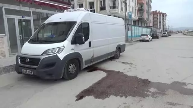 AFYONKARAHİSAR - Park halindeki kamyonetten sızan kan panik yarattı AFYONKARAHİSAR - Park halindeki kamyonetten sızan kan panik yarattı