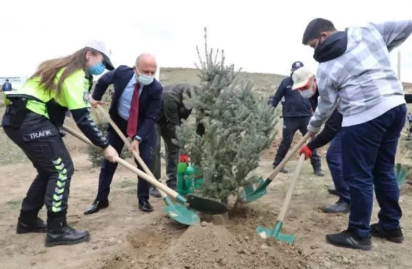 Son dakika haberi: AĞRI'DA FİDANLAR, ŞEHİT POLİSLERİN ANISINA TOPRAKLA BULUŞTURULDU Son dakika haberi: AĞRI'DA FİDANLAR, ŞEHİT POLİSLERİN ANISINA TOPRAKLA BULUŞTURULDU