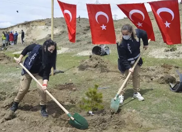 Son dakika haberi: AĞRI'DA FİDANLAR, ŞEHİT POLİSLERİN ANISINA TOPRAKLA BULUŞTURULDU Son dakika haberi: AĞRI'DA FİDANLAR, ŞEHİT POLİSLERİN ANISINA TOPRAKLA BULUŞTURULDU