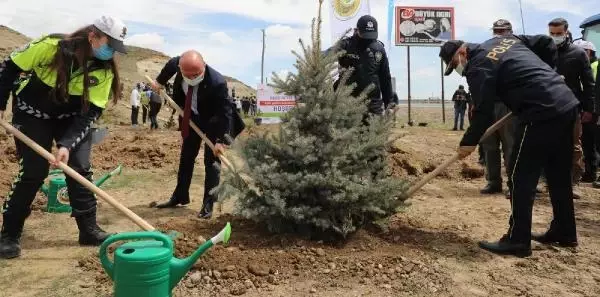 Son dakika haberi: AĞRI'DA FİDANLAR, ŞEHİT POLİSLERİN ANISINA TOPRAKLA BULUŞTURULDU Son dakika haberi: AĞRI'DA FİDANLAR, ŞEHİT POLİSLERİN ANISINA TOPRAKLA BULUŞTURULDU